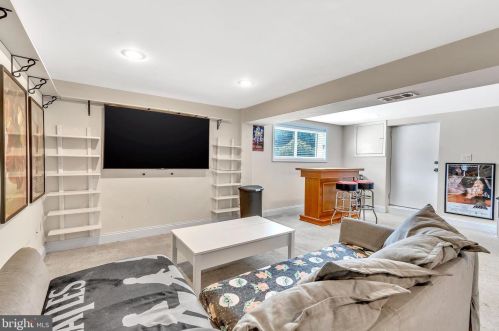 25 Amsterdam Rd, Trenton NJ 08620-1902 exterior