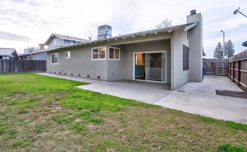 725 Bennington Ave, Turlock CA 95382-0306 exterior