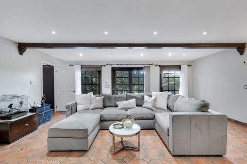 1664 Las Flores Dr, Glendale CA  91207-1200 exterior