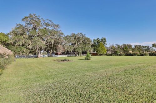 638 Wagon Wheel Trl, Angleton TX 77515-2733 exterior