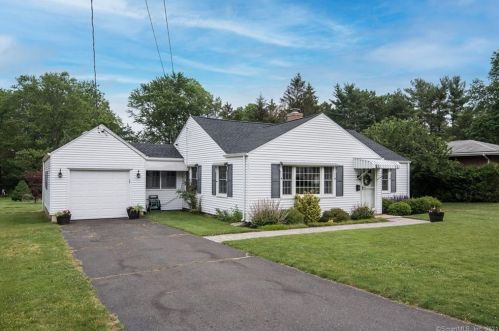 39 Sunset Ln, Kensington, CT 06037-3125