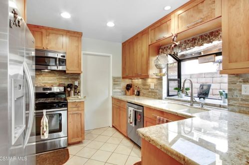 2548 Hawk St, Simi Valley CA 93065-2365 exterior