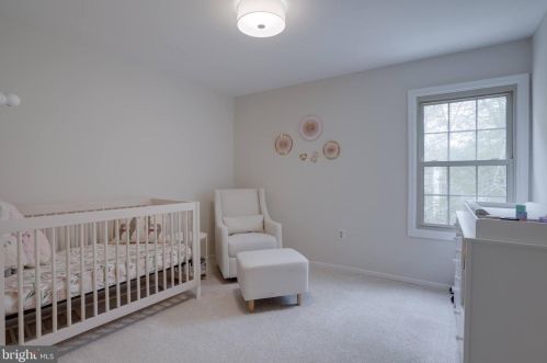 5707 Oak Leather Dr, Springfield VA  22015-2315 exterior