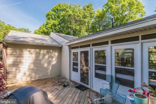 2333 Rosedown Dr, Herndon VA  20191-1631 exterior