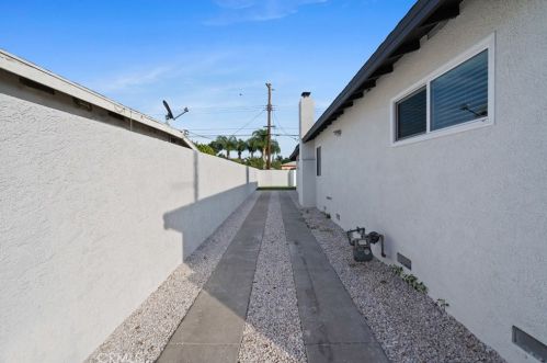 300 Brookhurst St, Anaheim CA  92801-5608 exterior