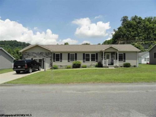 105 Overlook Dr, Clarksburg, WV 26301-9662