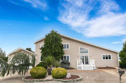 692 Fairview Ln, Lacey, NJ 08731-4952