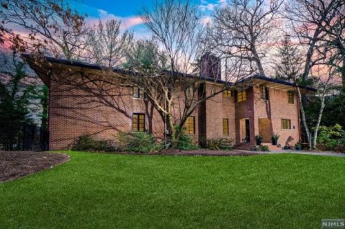 81 Hillside Pl, Ridgewood, NJ 07450-3027