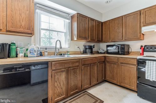 7318 Eggar Woods Ln, Springfield VA  22153-2012 exterior