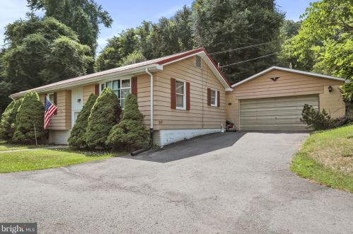 37 George Ln, Berkeley Springs, WV 25411-4560