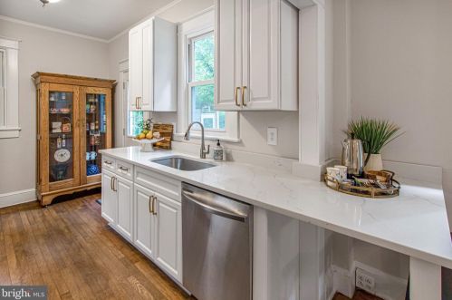 9715 Capitol View Ave, Silver Spring MD 20910-1033 exterior