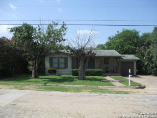 617 Howell Ave, Devine, TX 78016-2804