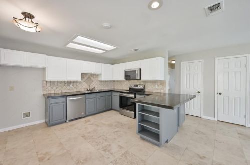 1521 Stratford Dr, Midlothian TX  76063-3357 exterior