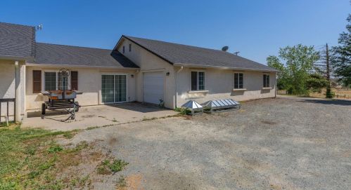 233 Herbert Ct, Valley Springs, CA 95252-8681