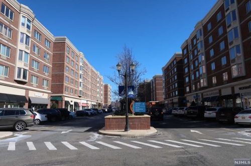 2301 City Pl, Edgewater NJ  07020-3157 exterior