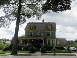 4 Fairview Ter, Derby, CT 06418-1415