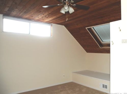 32 Country Pl, Huntington CT  06484-3862 exterior