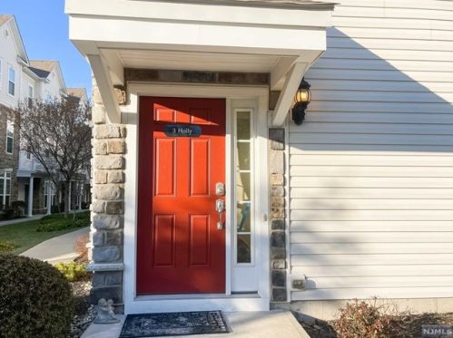 3 Holly Ln, Outwater, NJ 07026-3565