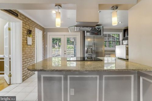 6808 Houndmaster Rd, Springfield VA  22152-2715 exterior