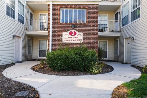 21 Carriage Crossing Ln, Middletown, CT 06457-5835