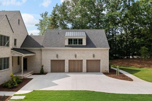 921 Heards Ferry Rd, Atlanta GA  30328-4727 exterior