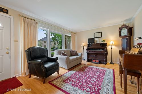 7441 Foster St, Morton Grove, IL 60053-1152