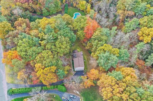 8 Windsor Blvd, Londonderry NH  03053-3662 exterior