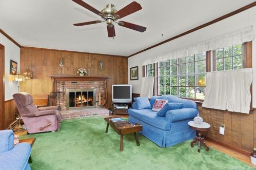 31 Possum Cir, Norwalk, CT 06854-3808