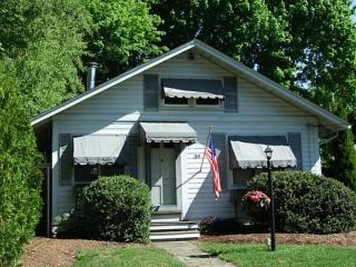 39 Fales Ave, Barrington, RI 02806-4709