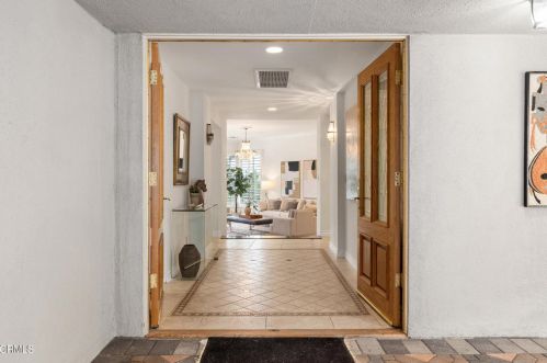 3333 Country Club Dr, Glendale CA  91208-1717 exterior