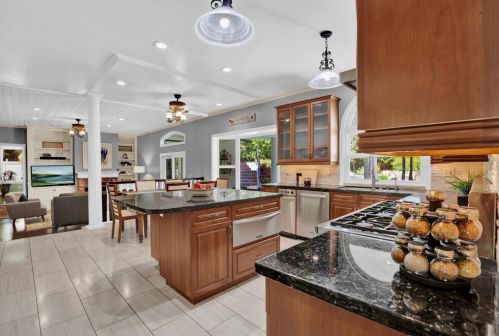 1156 Sugarbush Dr, Vista CA 92084-7464 exterior