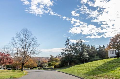 33 Camelot Dr, Upper Stepney CT  06468-2004 exterior