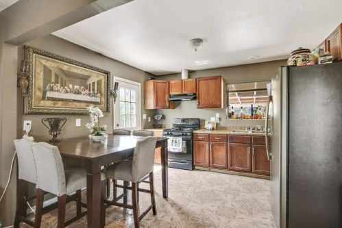 401 Broadacres Ave, Compton, CA 90220-1726