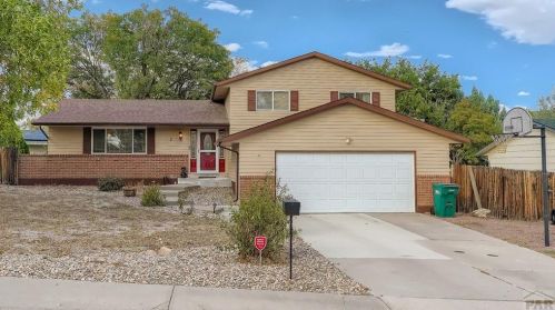 2 Dover Ln, Pueblo, CO 81001-1716