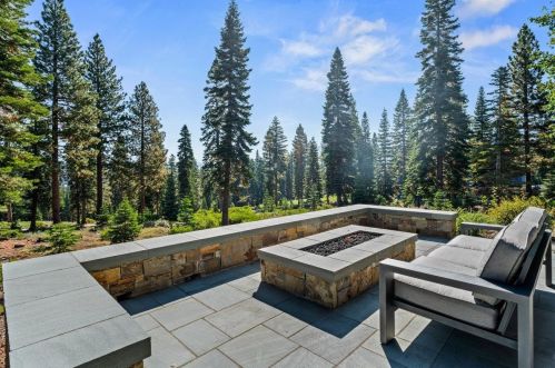 8370 Valhalla Dr, Truckee CA  96161-4296 exterior