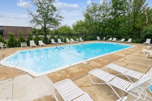 5300 Carriageway Dr, Rolling Meadows IL  60008-3990 exterior