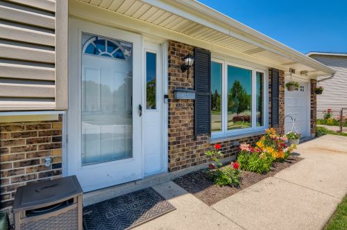 1307 Kennedy Dr, Streamwood, IL 60107-1117