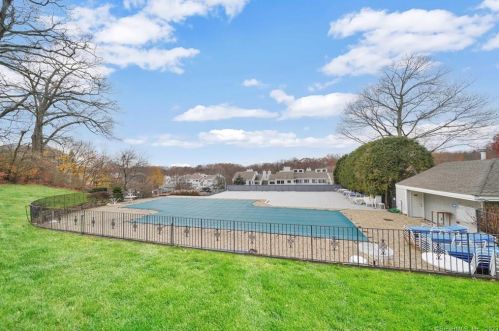 3 Rowayton Woods Dr, Norwalk CT  06854-3929 exterior