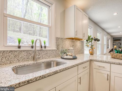 2324 Chestnut Hill Rd, Harpers Ferry WV  25425-5140 exterior