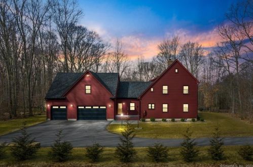 8 Colonial Dr, Deep River, CT 06419-2331