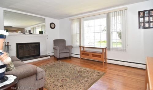47 Edmond Dr, Warwick, RI 02886-8519