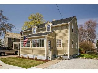 1 Palmer St, Middletown, RI 02840-3834