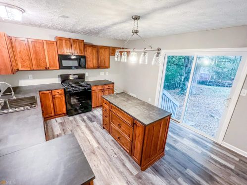 3267 Creekwood Dr, Rex GA 30273-2117 exterior