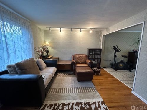 232 Newman St, Metuchen, NJ 08840-2644