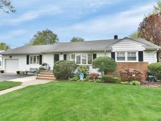171 Clover Rd, Paramus, NJ 07652-4441