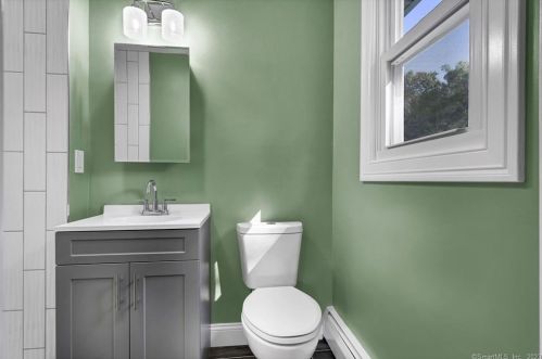 19 Mohawk Cir, Windsor CT  06095-2656 exterior