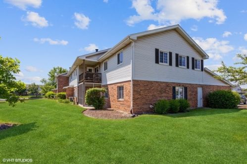 733 Cottonwood Ct, Willowbrook IL  60527-7534 exterior
