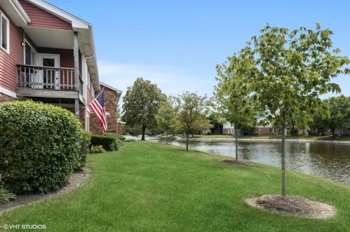 7236 Cottonwood Ct, Willowbrook IL  60527-7536 exterior