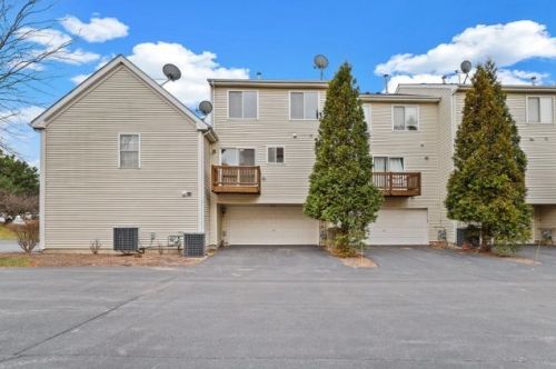 902 Galway Ln, Pingree Grove IL  60140-9174 exterior