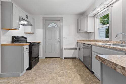 86 Batchelder St, Laconia, NH 03246-3526